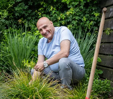 Man in tuin