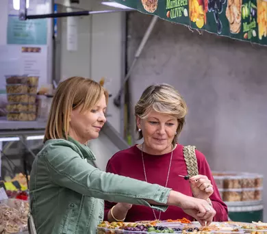 2 vrouwen op de markt