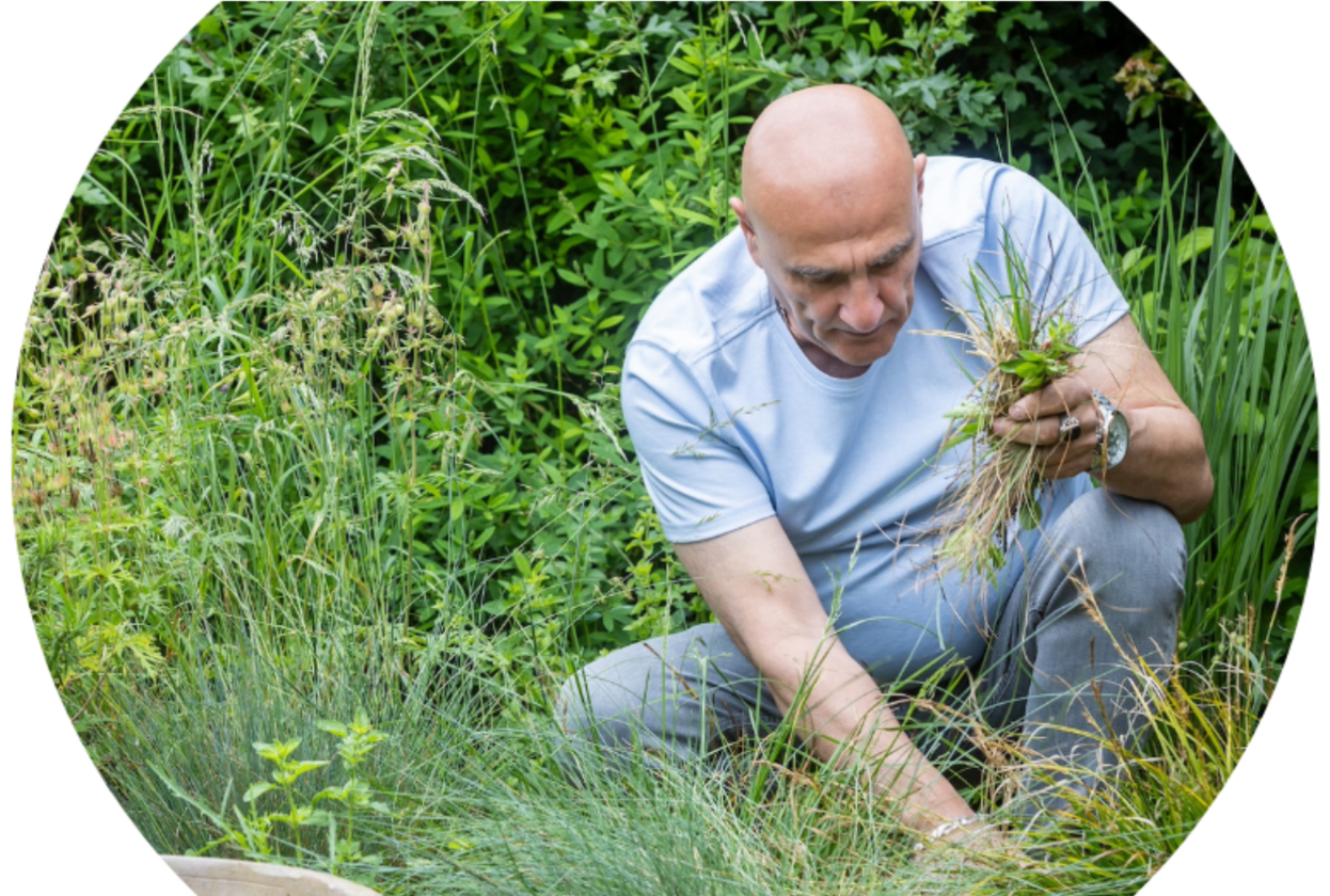 Man aan het werken in de tuin